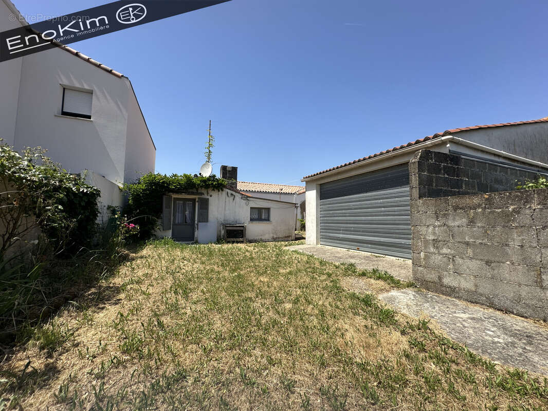 Terrain avec garage et maisonnette en pierre centre ville Jard Sur Mer - photo 2