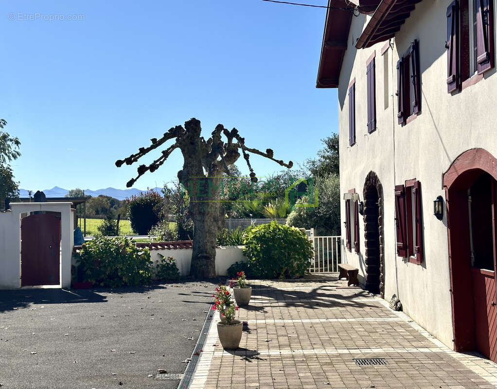 Authenticité et modernité : magnifique ferme rénovée avec gîte et dépendances proche de Saint-Palais - photo 32