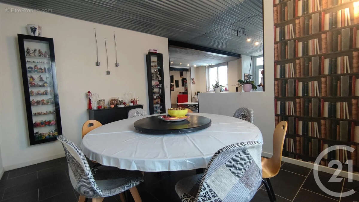 Maison à SAINT-QUENTIN-SUR-COOLE