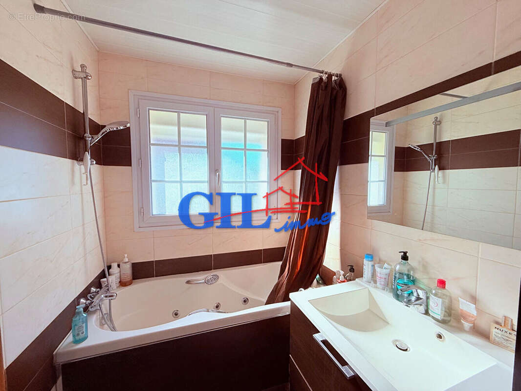 Maison à SAVIGNY-LE-TEMPLE