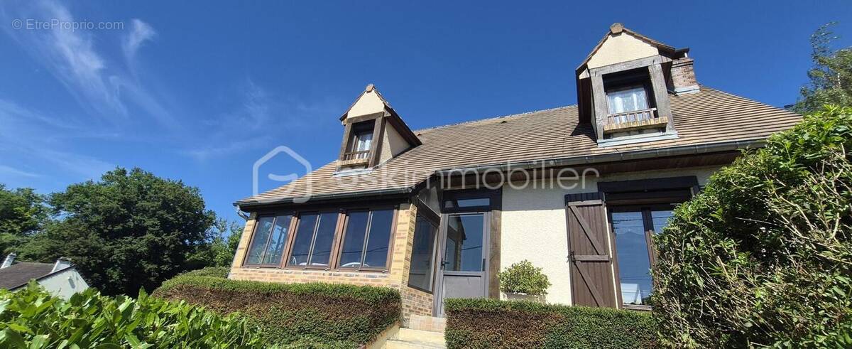 Maison à DOMPTIN