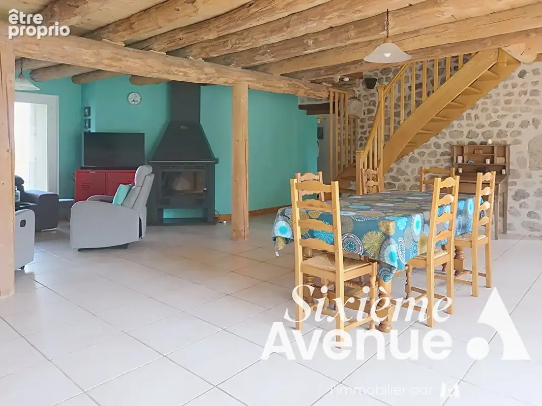 Ferme 180m² entièrement rénovée, 300 m² de dépendances et terrain en partie constructible : un cadre de vie rare ! - photo 2
