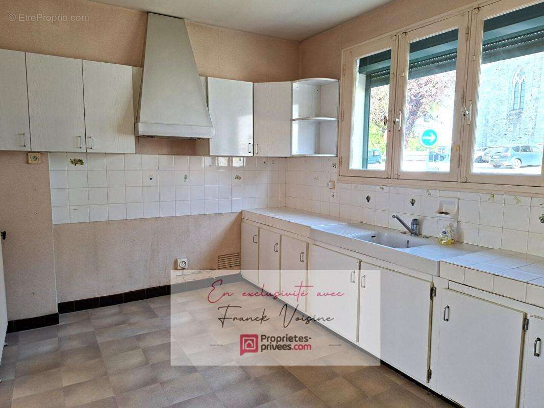 A VENDRE en EXCLUSIVITE au Boupère, centre bourg, maison de 109 m2 avec 4 chambres et 1 bureau sur une parcelle de 291 m2 - photo 4
