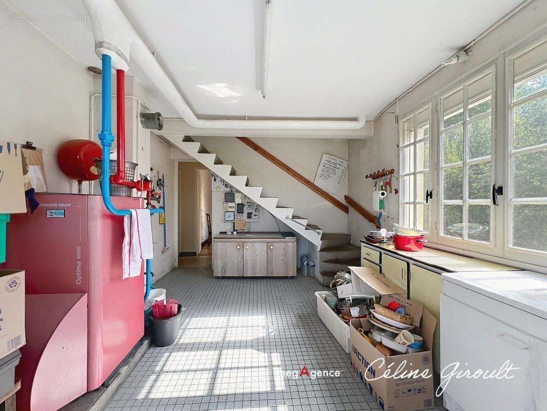 Contruction de qualité avec 7 chambres et beaucoup de stationnement ! - photo 10