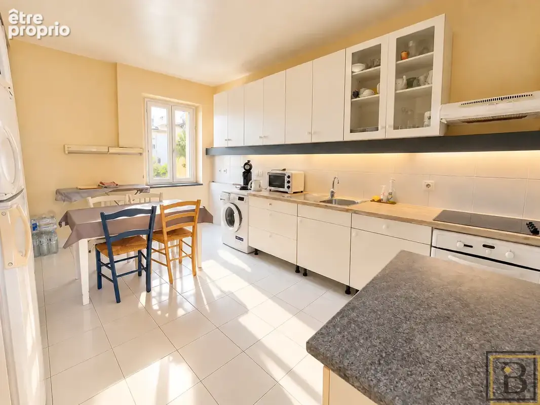 Vie citadine et confort pour ce généreux 4 pièces de 140 m2 - photo 8