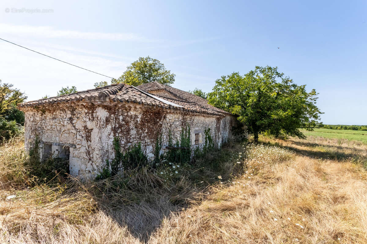 Maison en pierre à renover avec 3 granges - photo 18