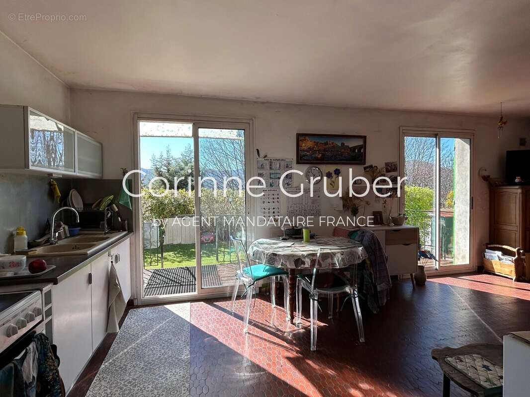 Appartement à MALLEMOISSON