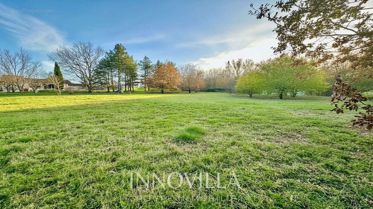 Terrain à LAPEYROUSE-FOSSAT