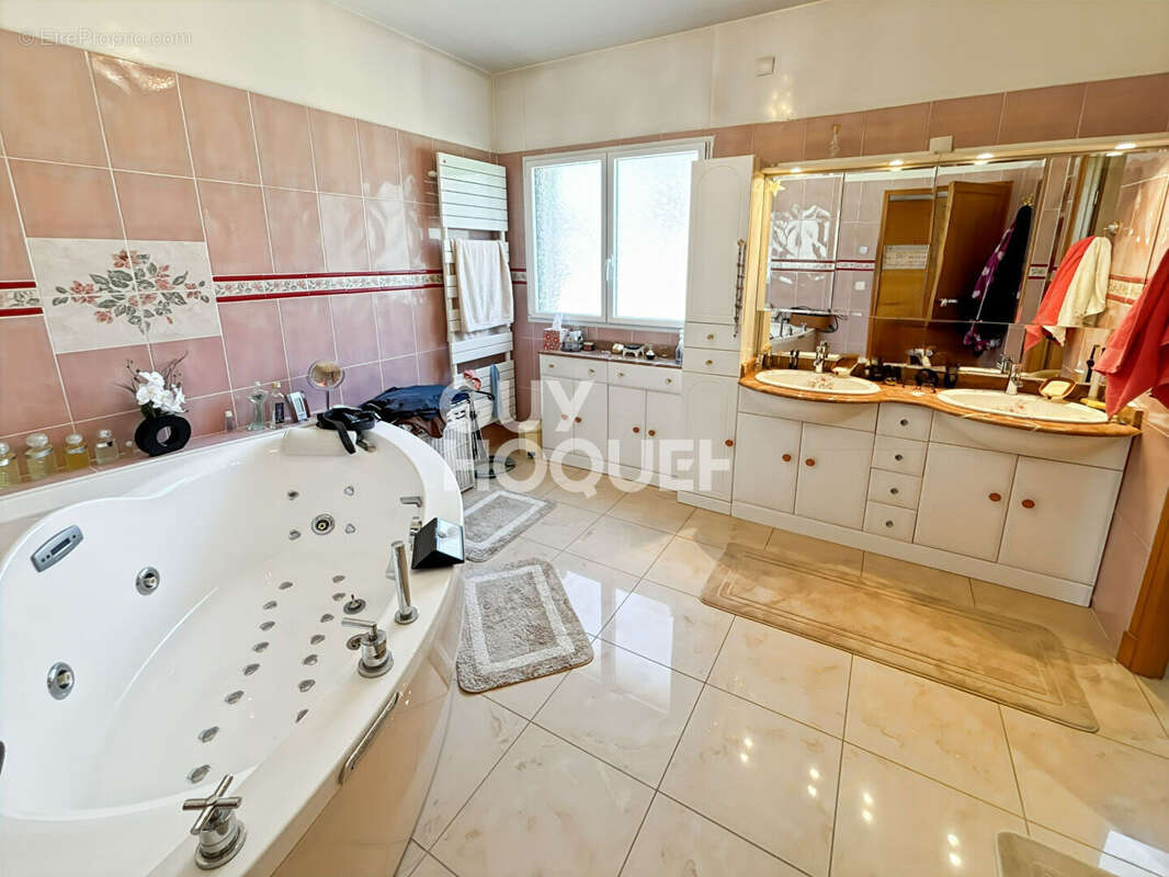 Maison à FONTENAY-TRESIGNY