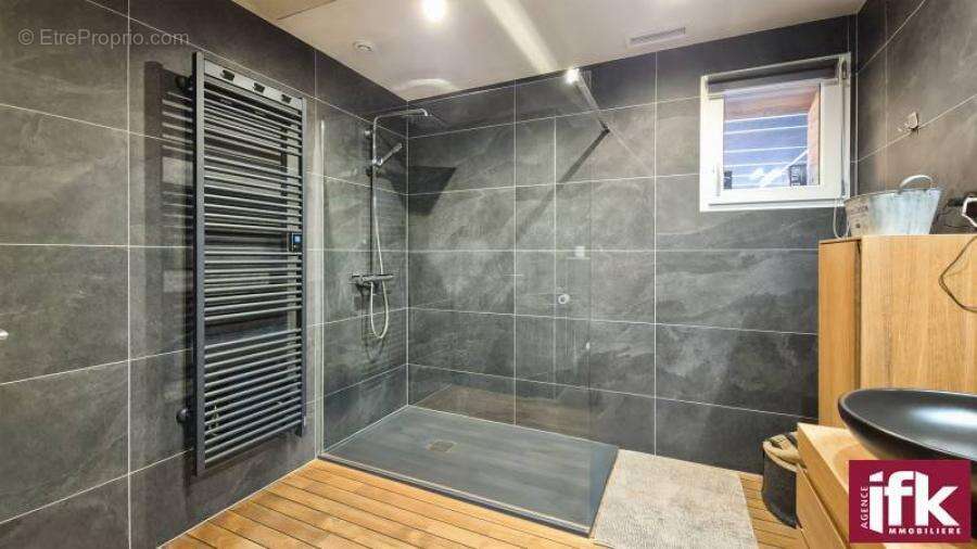 Maison plain-pied de 205 m² sur 13,52 ares avec piscine et double garage – DPE B - photo 19