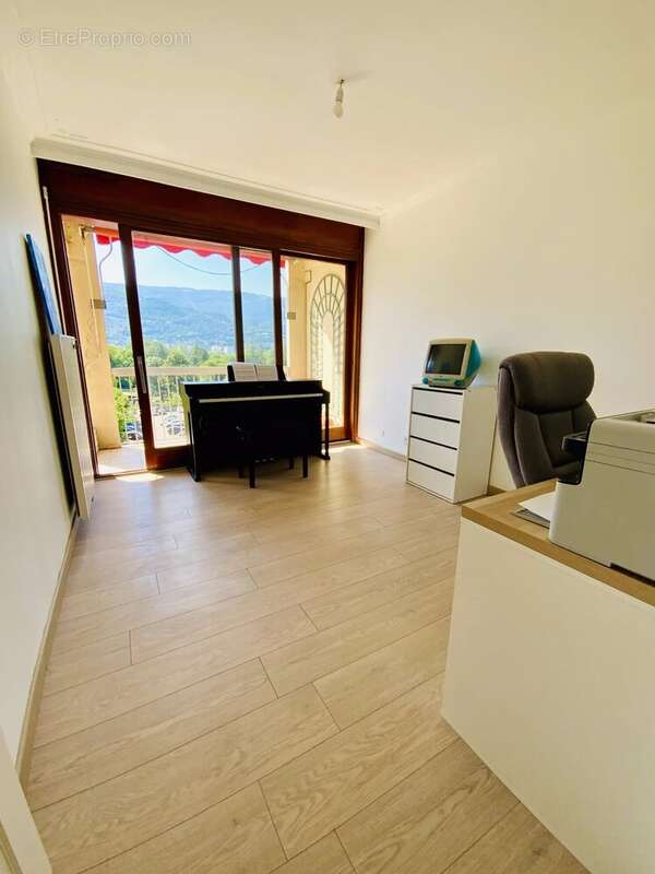 Grand T4/T5 traversant de 110m² - photo 9