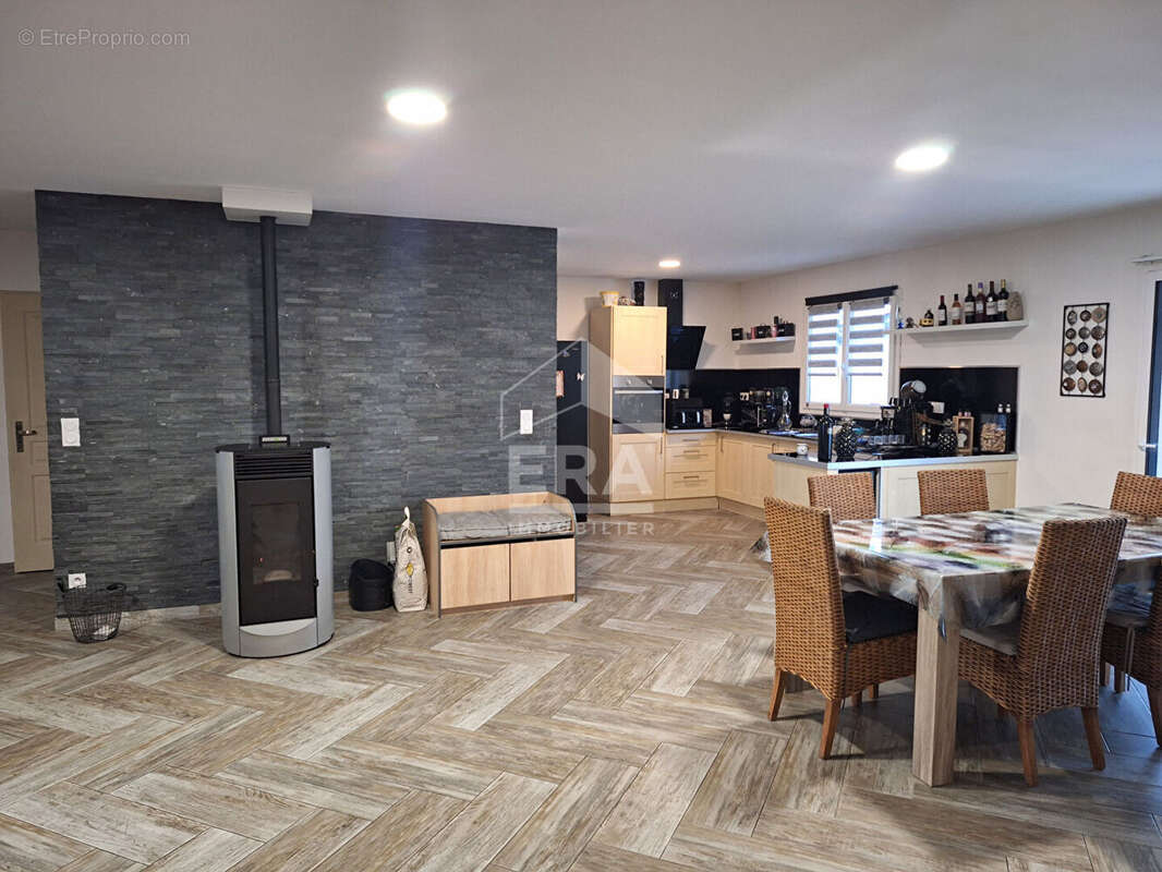 Maison à LA ROCHE-CHALAIS