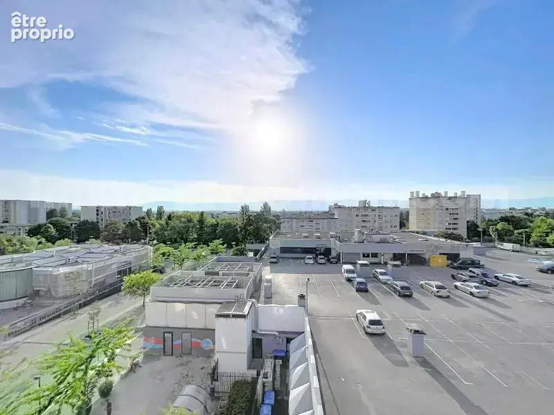 Appartement_T3_Annemasse_belle_superficie_prox_frontière_Suisse_tram_Ceva_direction_GENEVE_Frontaliers_Salon_séjour_dégagement_Chambre_salle_de_bain_grand-balcon_