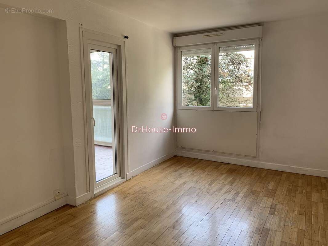 Appartement à BAGNOLS-SUR-CEZE