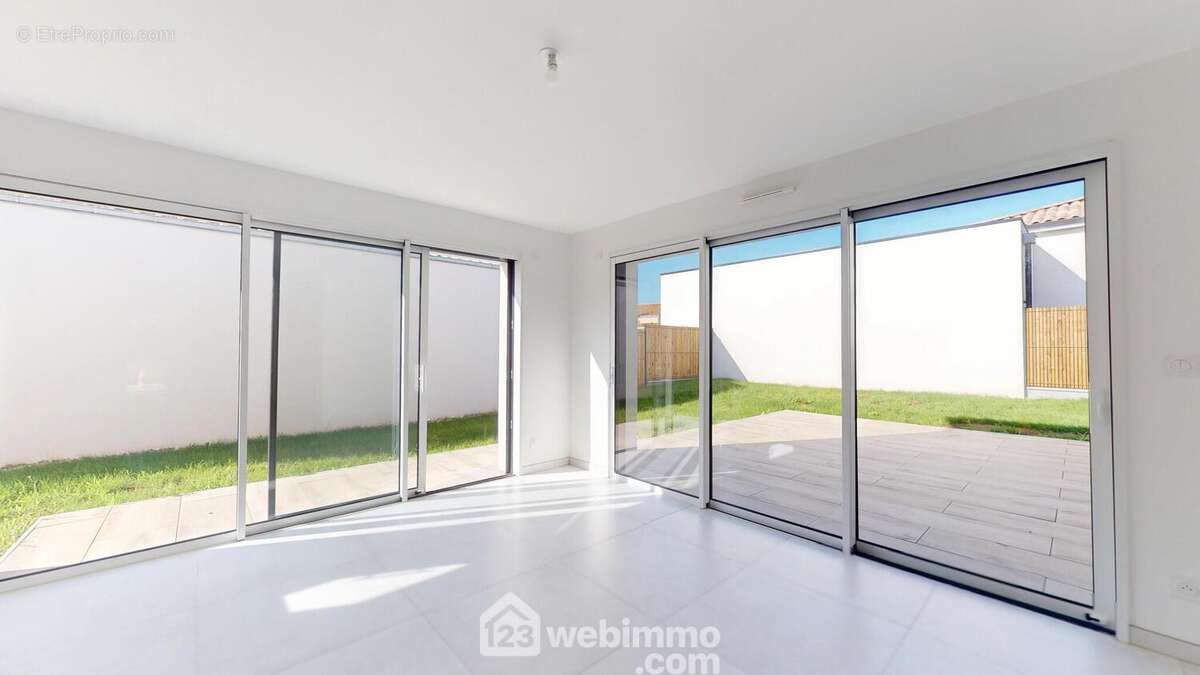 Grandes baie vitrées donnant sur le jardin. - Maison à SAINT-HILAIRE-LA-FORET