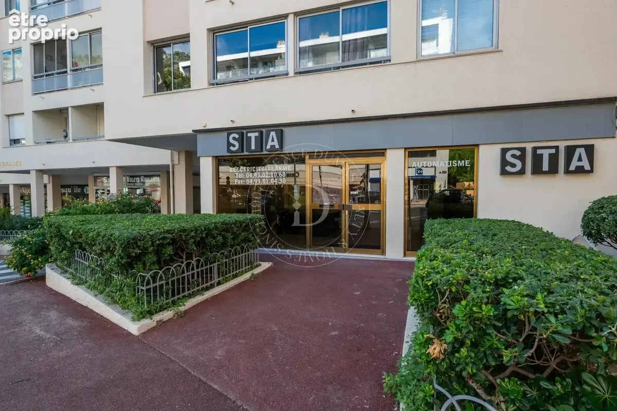 Beaulieu-sur-Mer – Local commercial de 90 m² avec quatre vitrines - photo 1