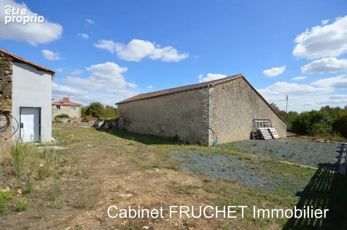 Proche CHANTONNAY - Grande maison en pierre en cours de rénovation. - photo 2