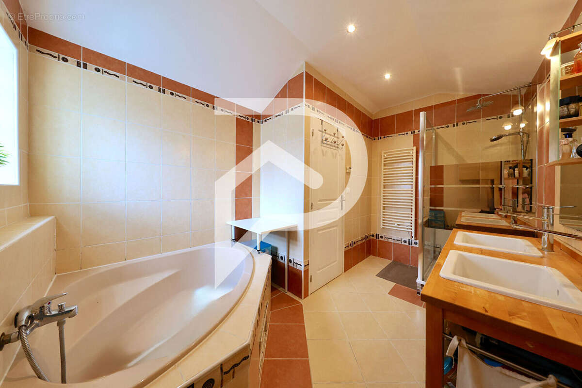 Maison à LE COUDRAY-MONTCEAUX