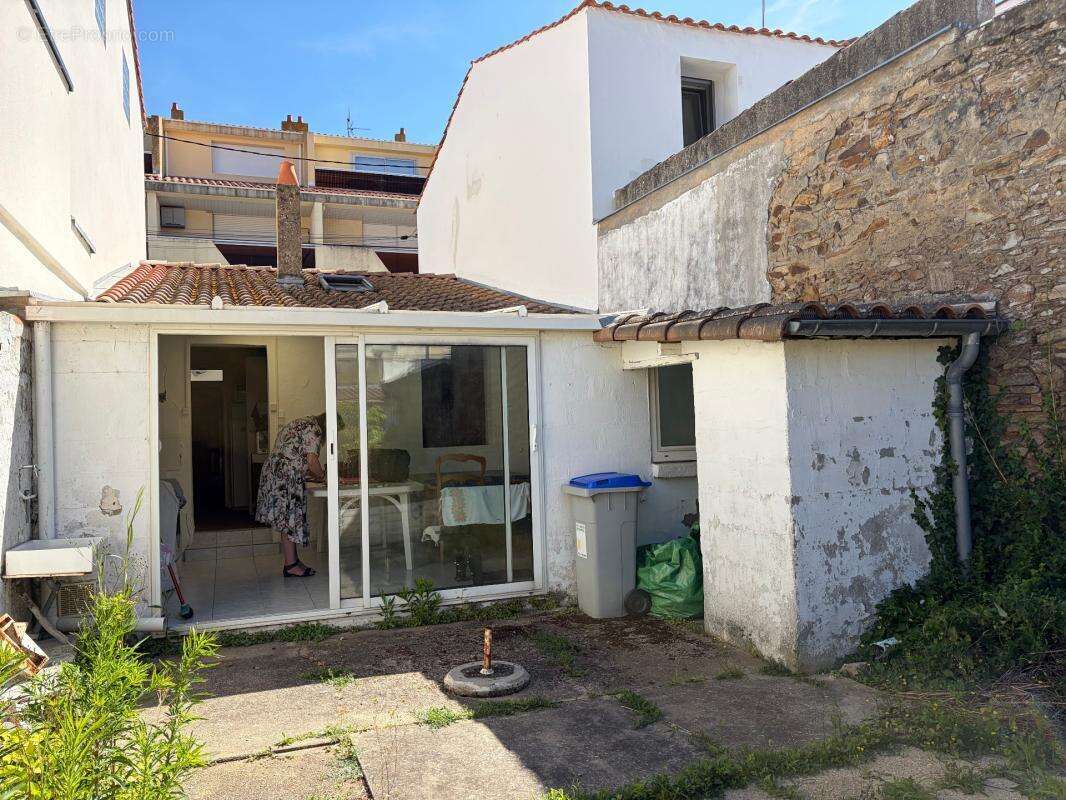Les sables d'olonne (85100) rarissime adorable maison de pecheur a renover avec dependance et jardin - photo 3