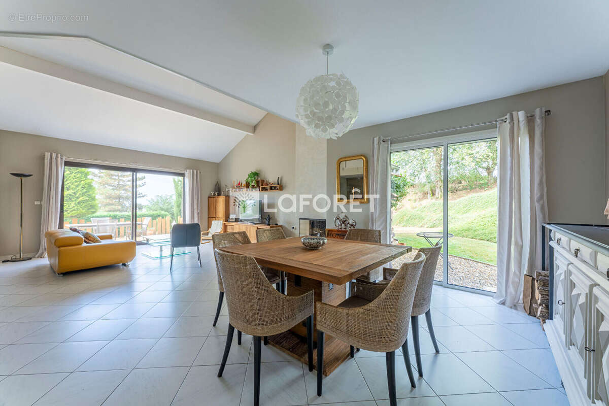 Maison à SAINT-LAURENT-DE-CHAMOUSSET