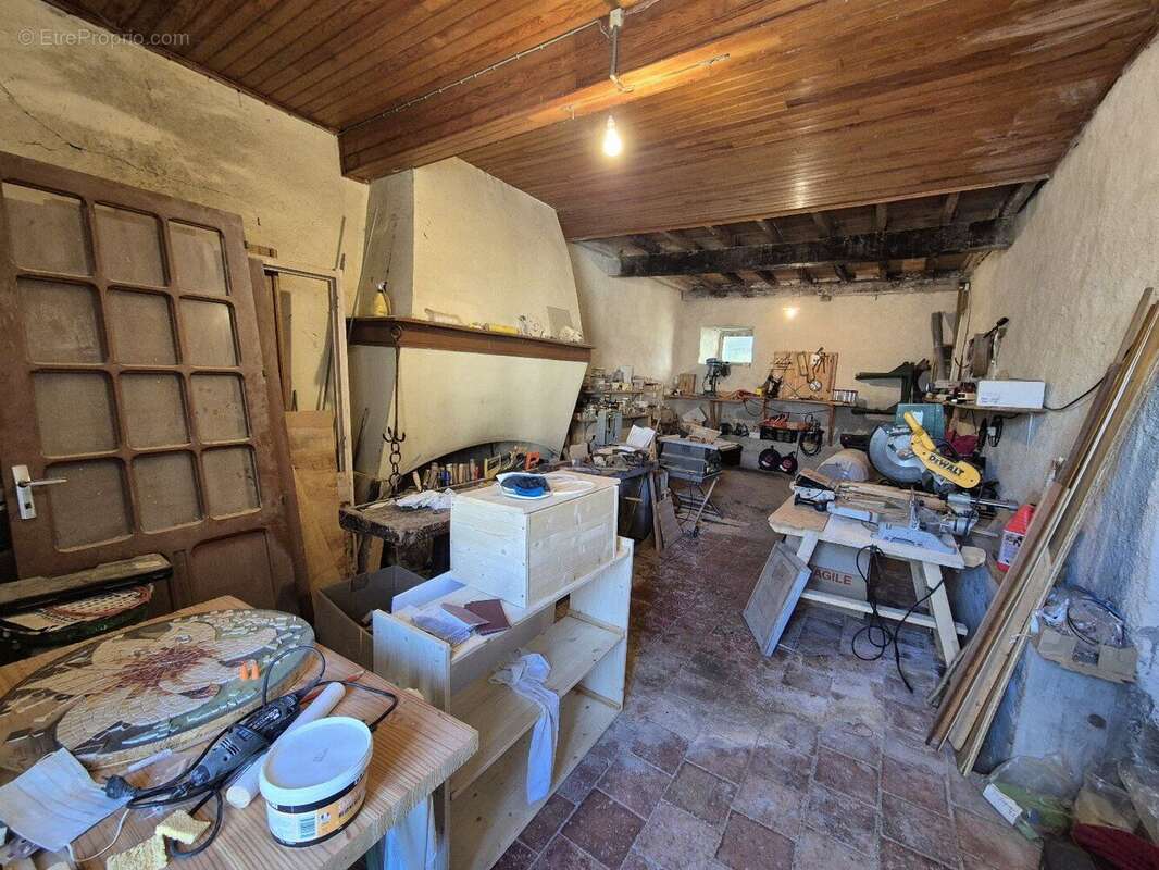 Maison de 380 m² à rénover avec jardin de 529 m². - photo 11
