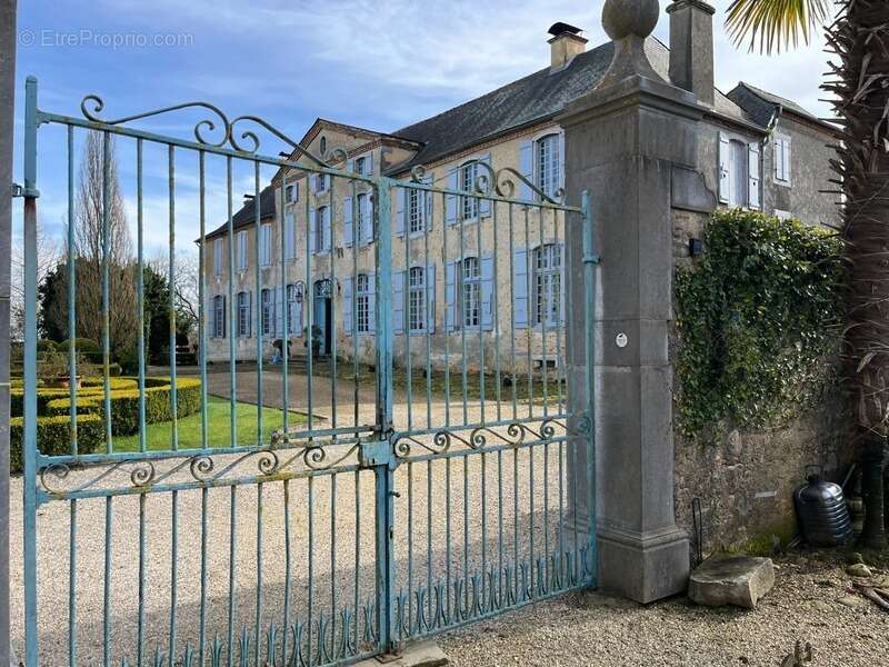ELEGANT CHATEAU XVIIIs, sans travaux, sur 1 hectare clos de murs, jardin paysagé, chapelle, orangerie, dépendances, pour famille - photo 37