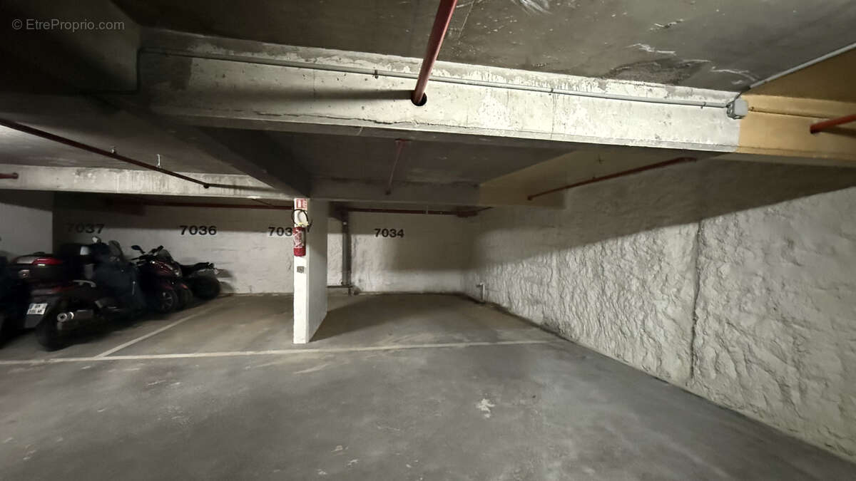 Autre à PARIS-2E