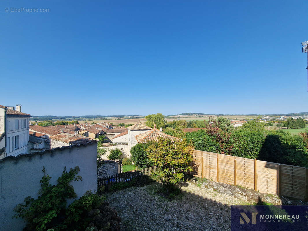 Maison à VILLEBOIS-LAVALETTE