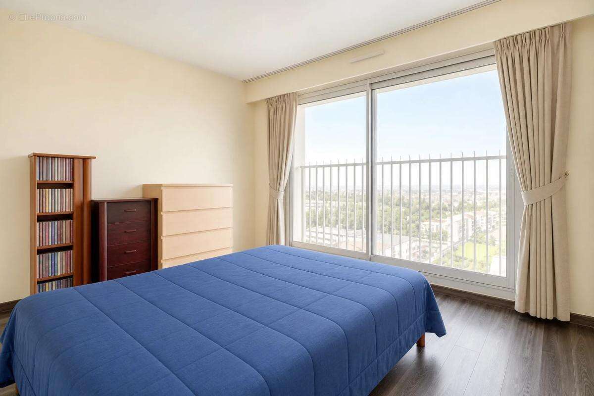 T4 traversant 82m², 12ᵉ étage, Vénissieux, loué - photo 9
