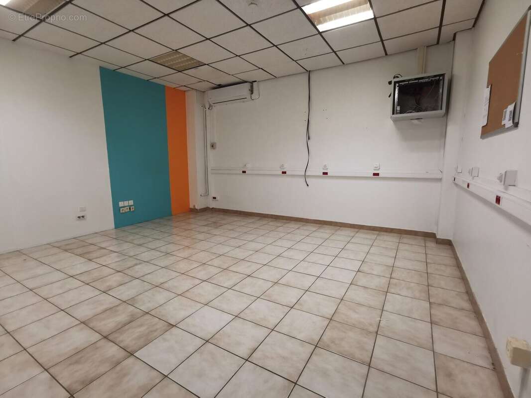 Commerce 114 m² à Le Lamentin  - photo 2