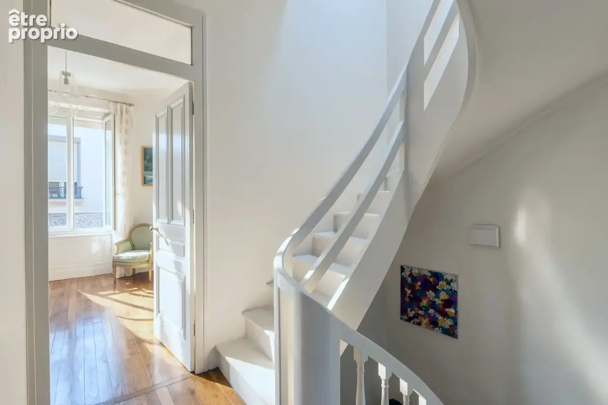 Véritable coup de cœur pour cette demeure atypique avec jardin et terrasse au calme absolu proche de Montchat - photo 18