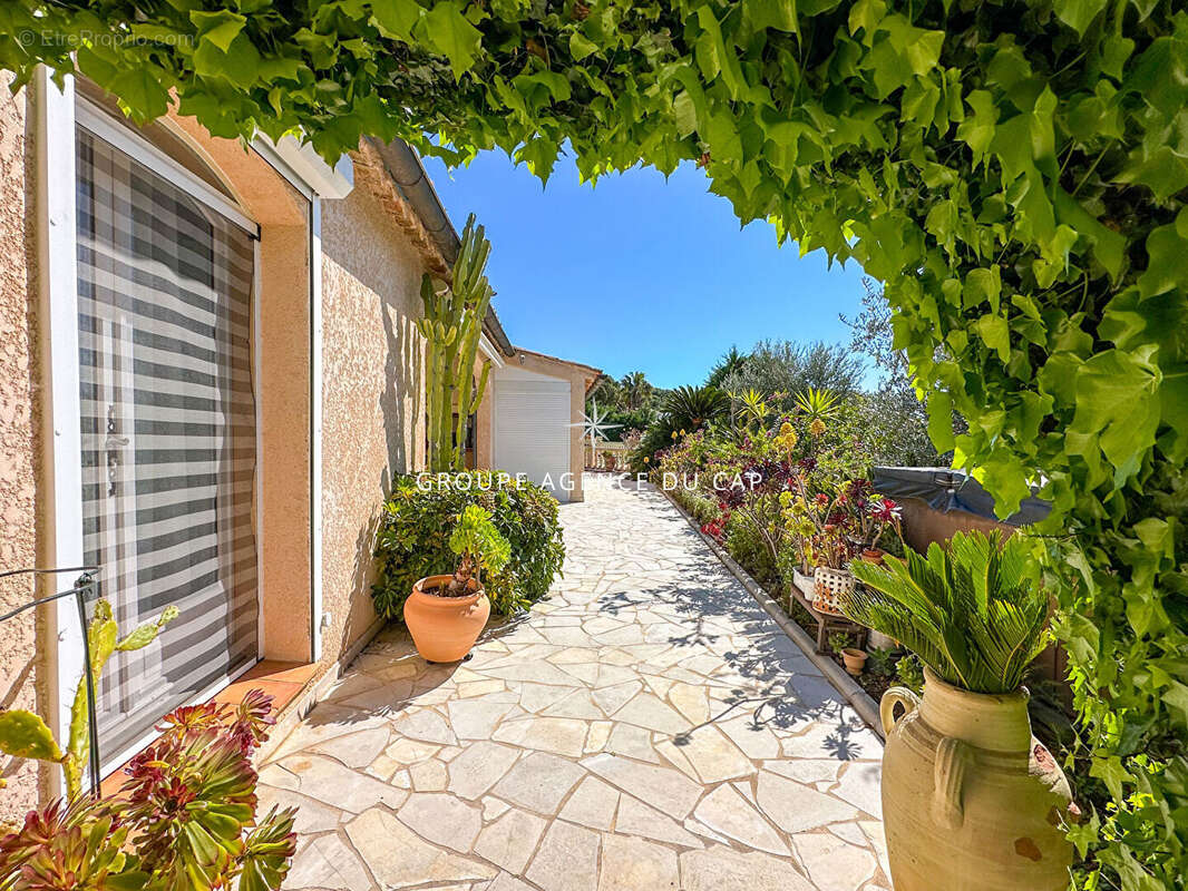 Villa avec piscine garage car port joli jardin paysagé, à pieds des plages de sainte-maxime la nartelle - photo 3
