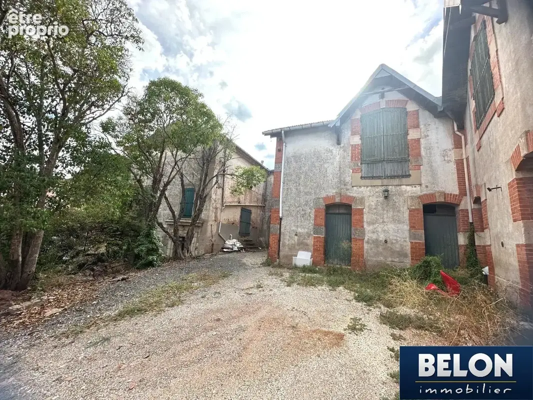 Maison bourgeoise à rénover avec annexes et terrain - photo 2