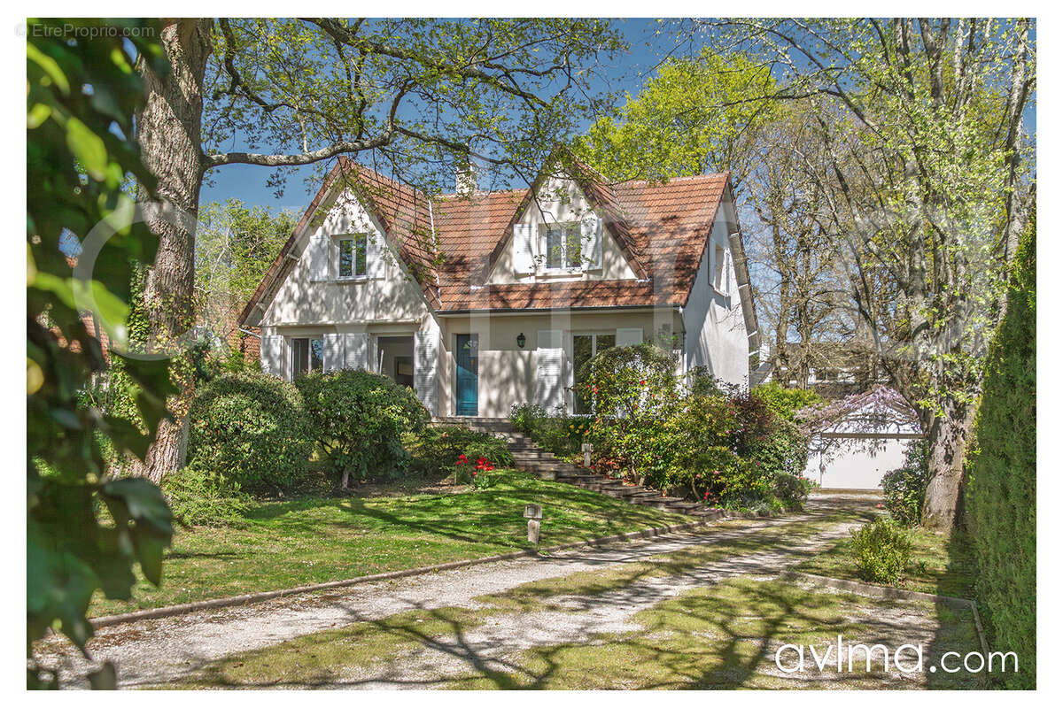Maison à SAINT-NOM-LA-BRETECHE
