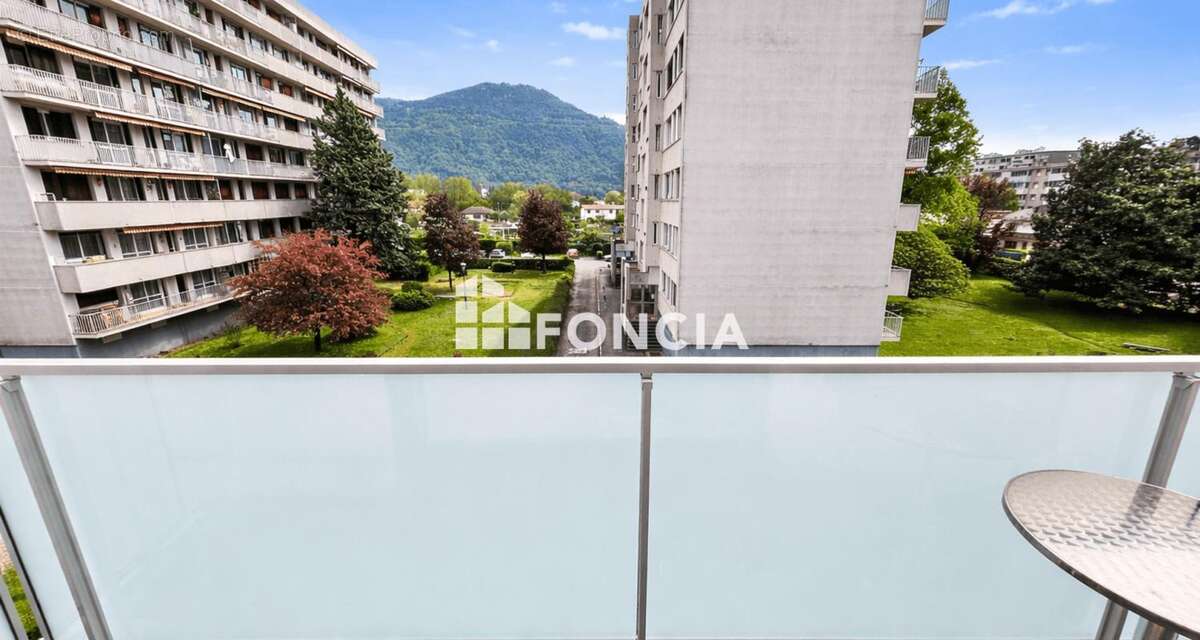 Appartement à SAINT-MARTIN-D'HERES