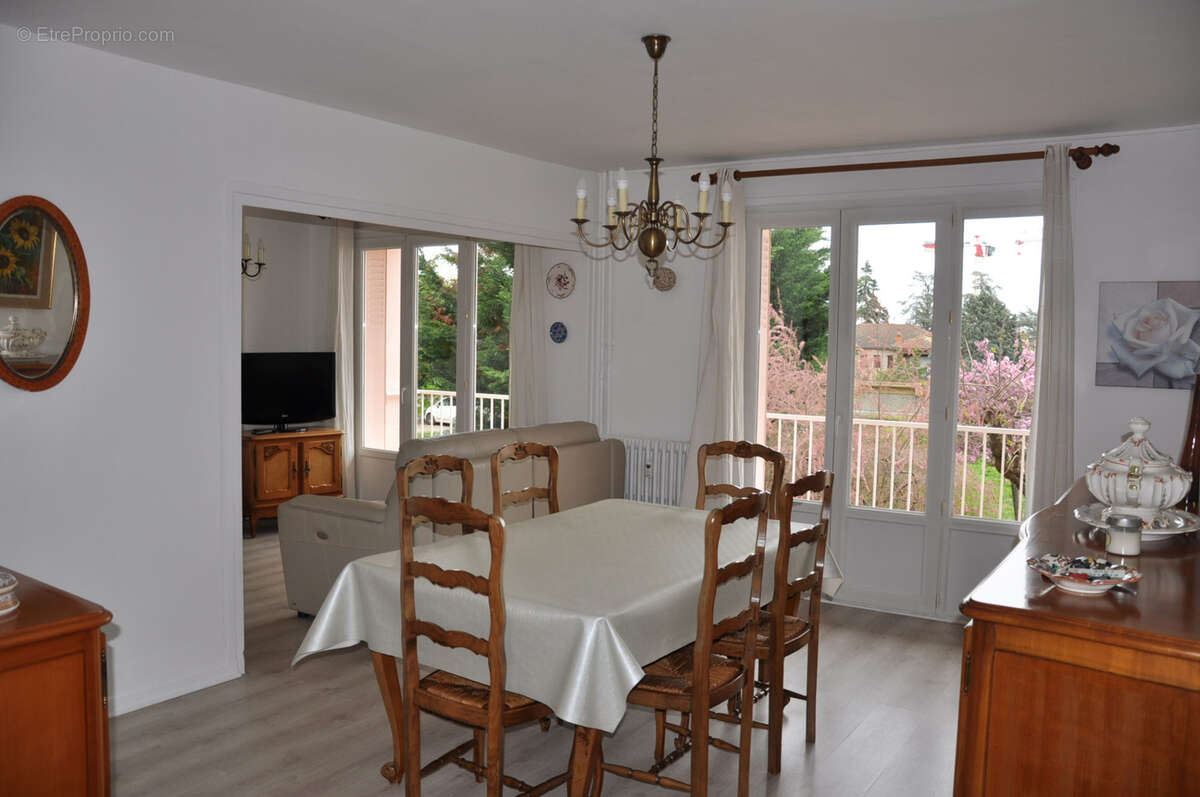 Bel appartement traversant de 70 m2, avec deux grands balcons, un garage, et une cave. - photo 3