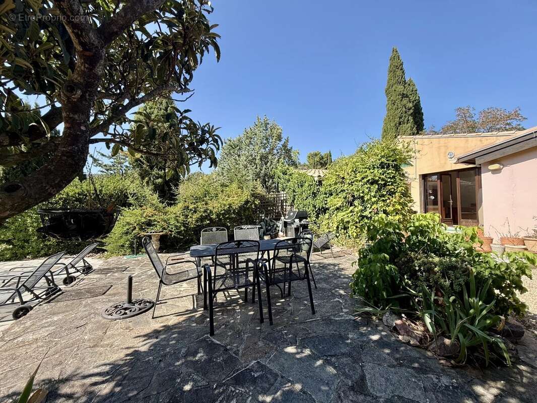 Maison de plain-pied rénovée avec 4 chambres, piscine et garage - photo 13