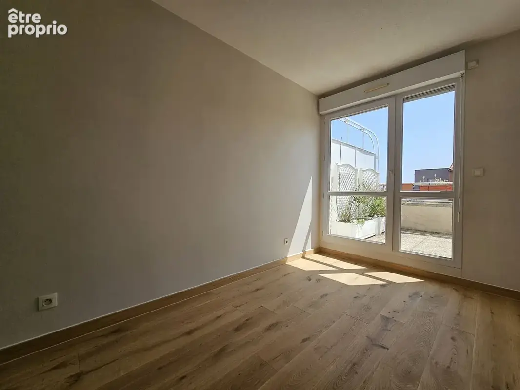 Duplex - 3 terrasses - garage - plateau central - photo 13