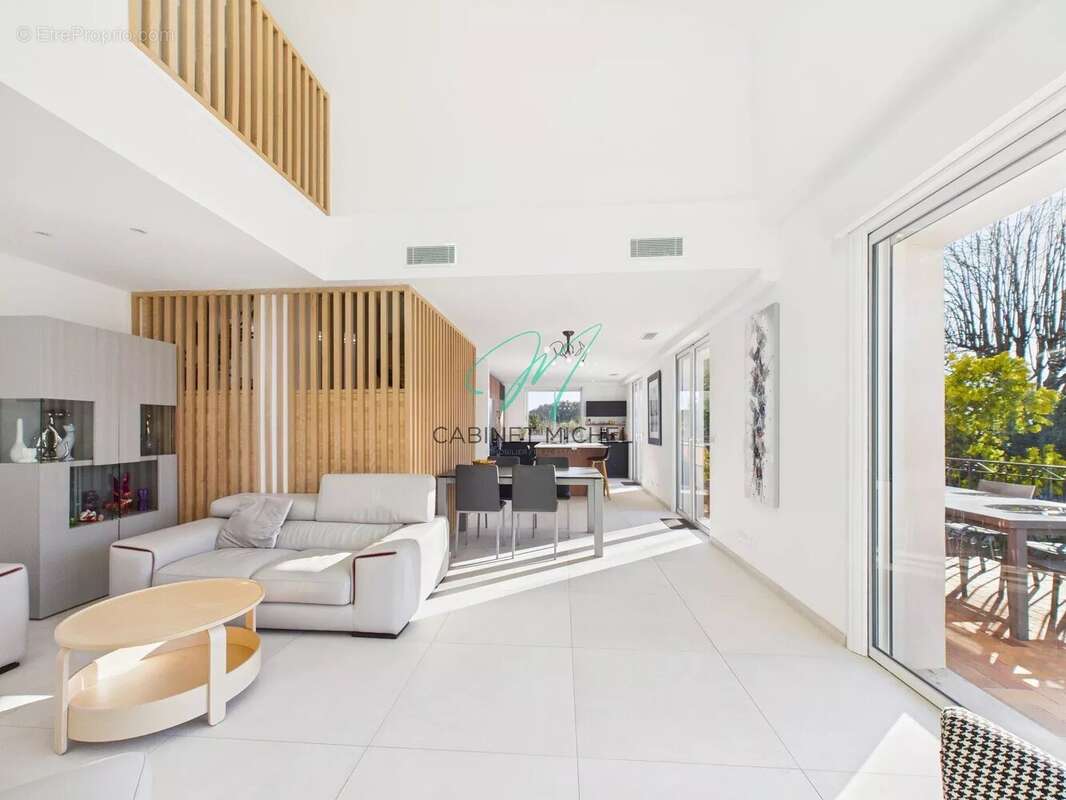 Maison à CHATEAUNEUF-GRASSE