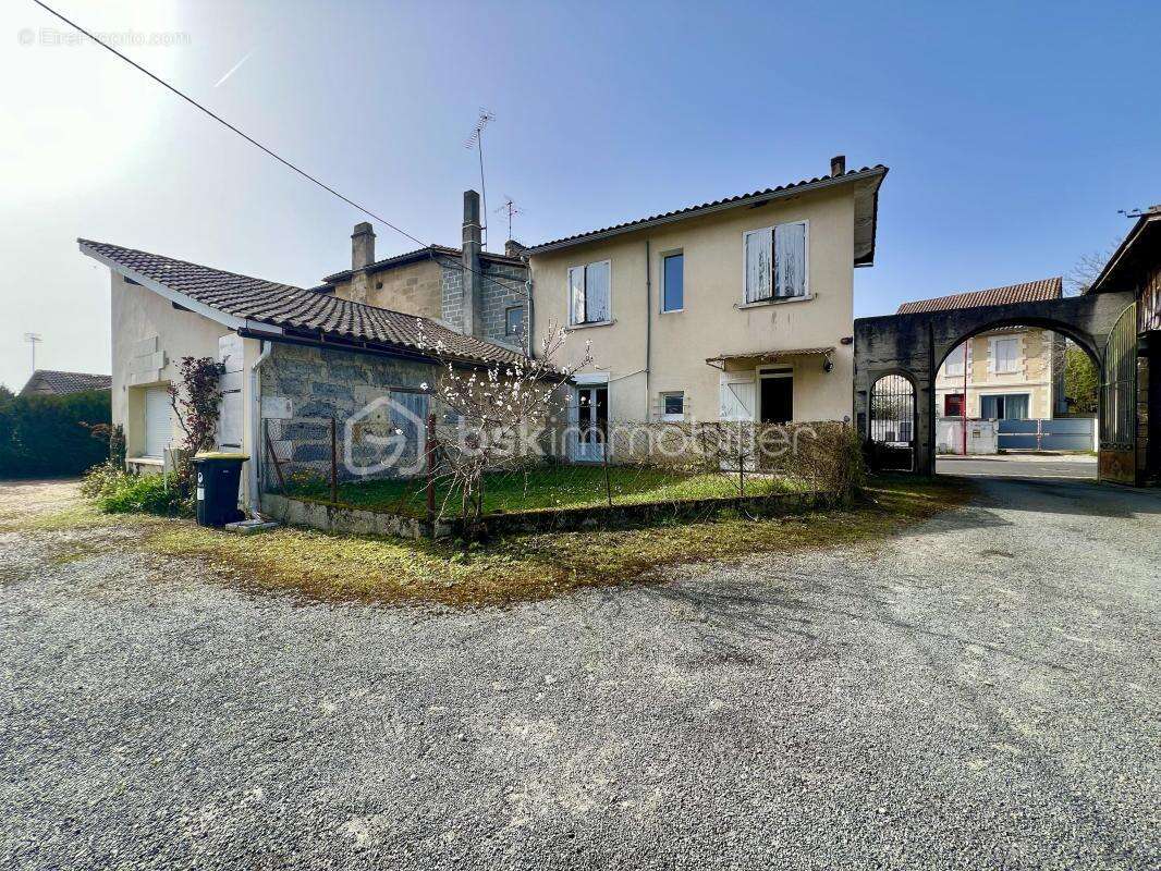 Maison à COUTRAS