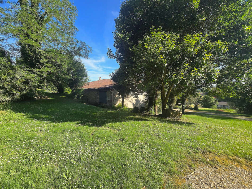 Rare - Délicieuse propriété 1,9 hectare maison rénovée et nombreuses dépendances - photo 9
