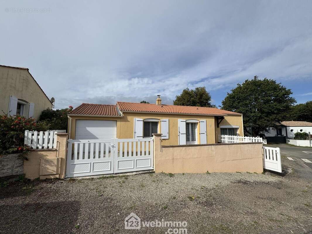 Lumineuse et au calme, cette maison saura vous séduire. - Maison à POIROUX