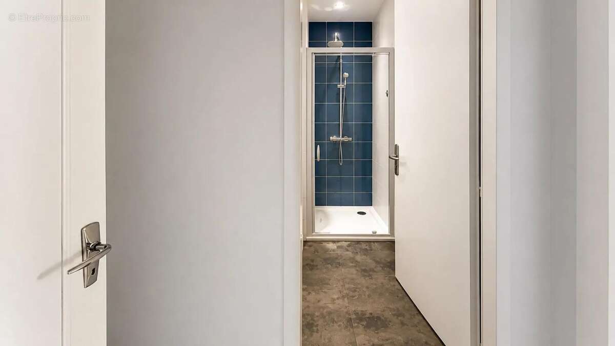 Immeuble de rapport: 3 lots loués: T5, T2, Studio avec 3 garages - photo 12
