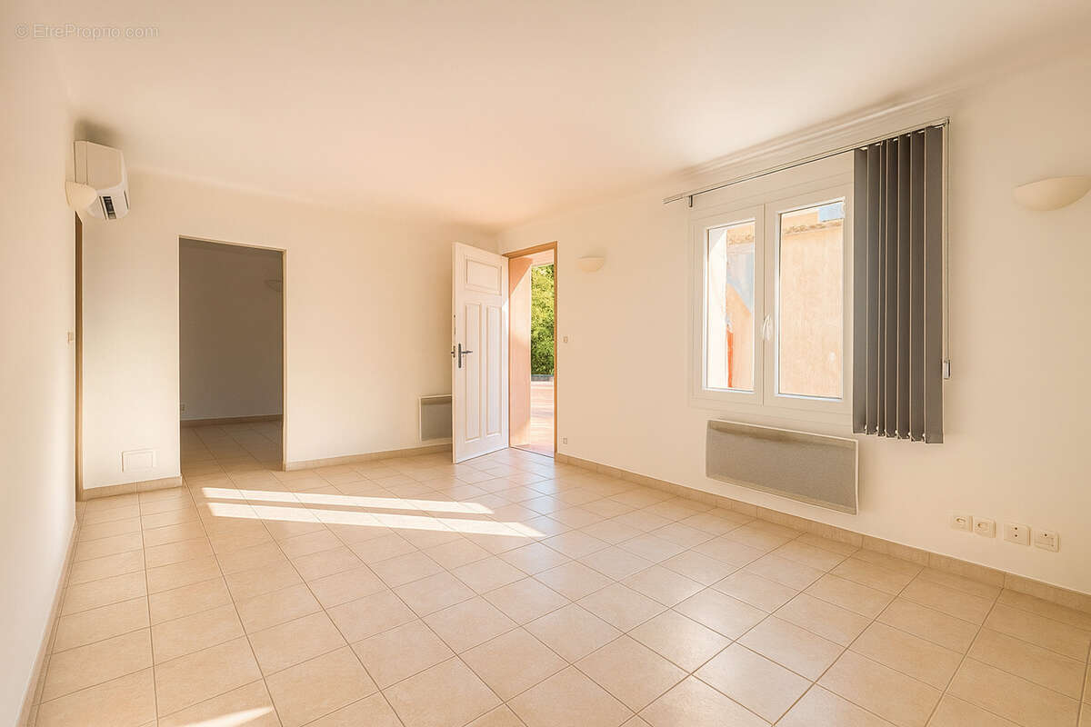 Maison à SAINT-MITRE-LES-REMPARTS