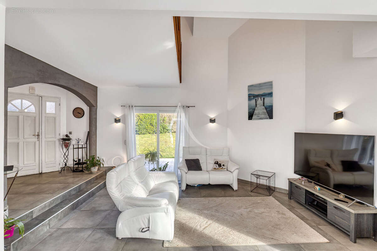 Maison saint-martin-bellevue  154m², (244 m² au sol) - photo 9