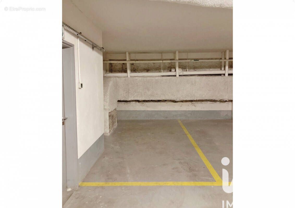 Photo 1 - Parking à PARIS-1E