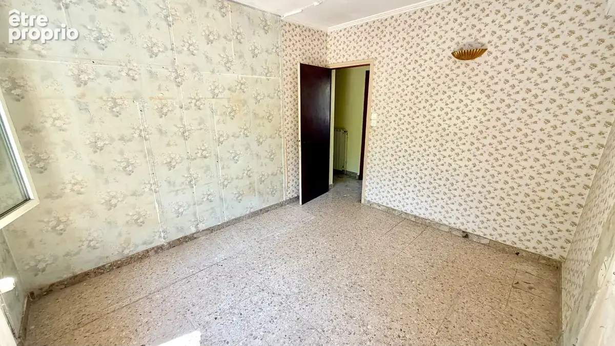 Maison de plain pied sur 428 m² de jardin clos et arboré. - photo 13