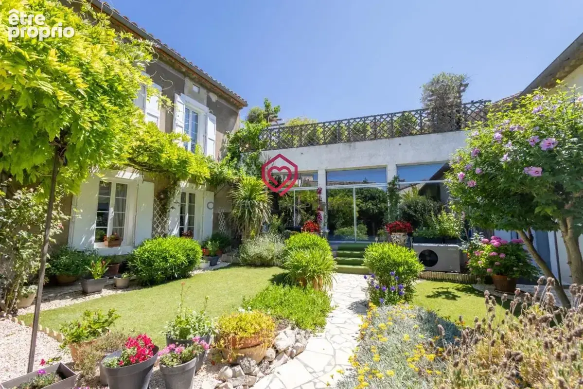 Maison de Maître avec piscine et dépendances - photo 14