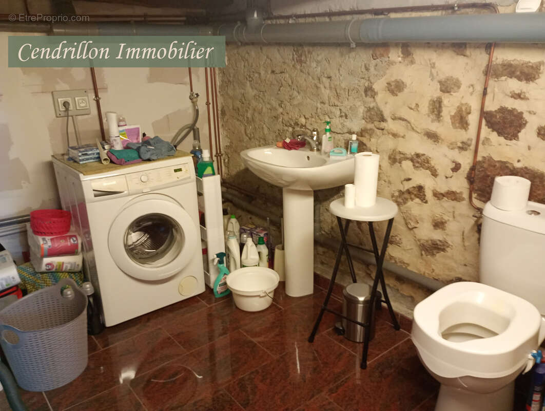 Maison en pierre indépendante avec 3 chambres sur un parc arboré de 4200 m2 avec dépendances  et puits - photo 16