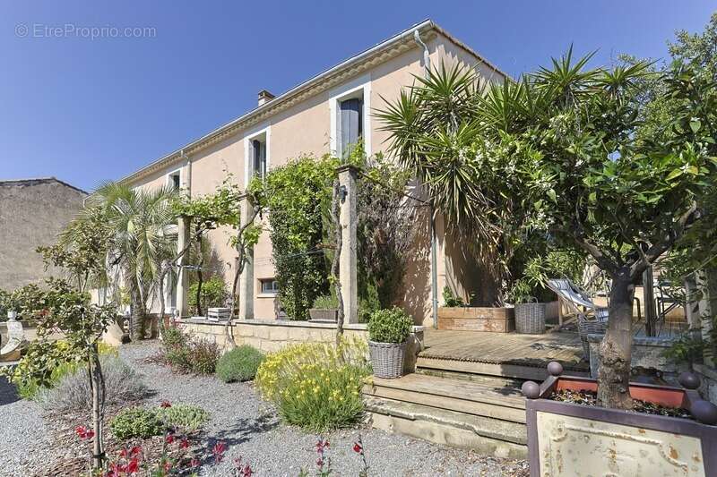 Magnifique PROPRIETE : Maison De Maître Et  Deux Dépendances (  17 Pièces / 400 M² )  Située à VERARGUES (34) DEDIEE A UN PROJET - photo 2